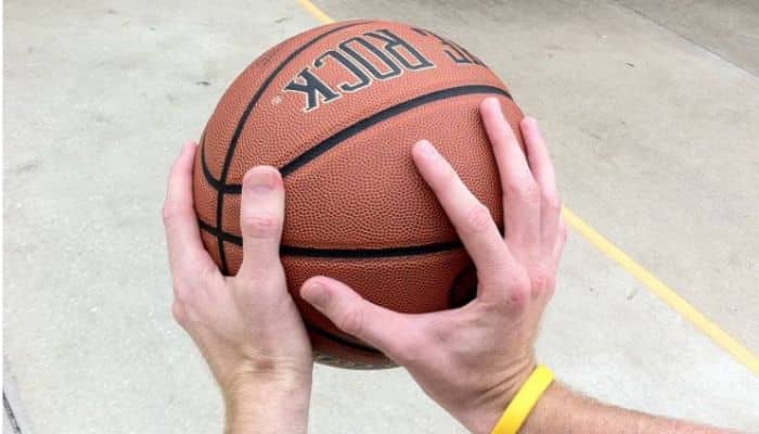 1. Teknik Dasar Memegang Bola Basket